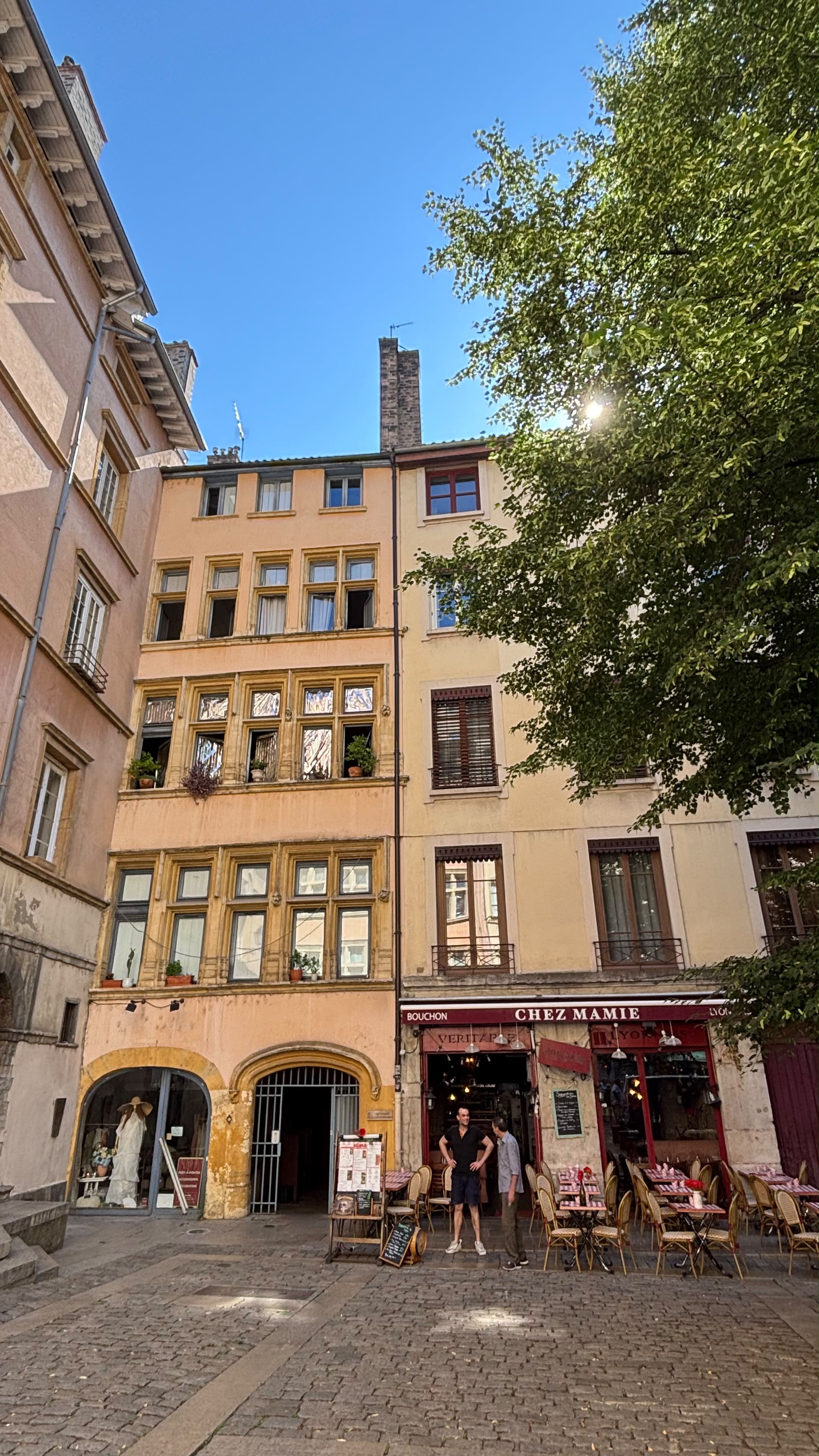 Rua de Villefranche-sur-Saône com fachadas históricas