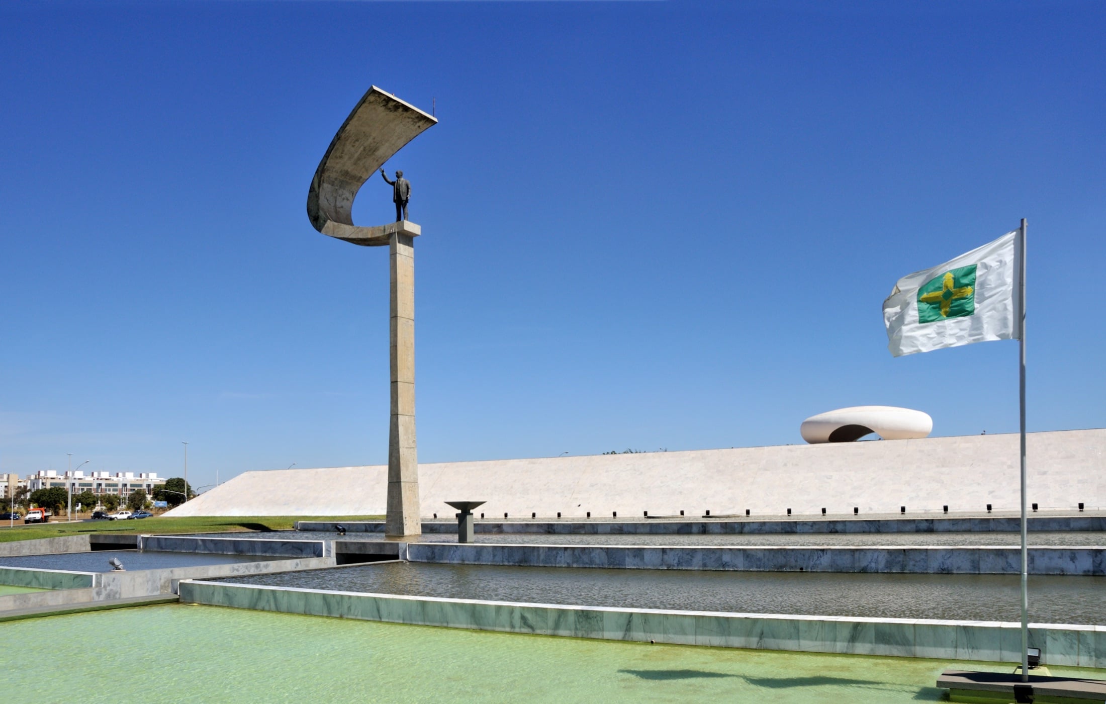 Memorial JK sob o céu azul de Brasília