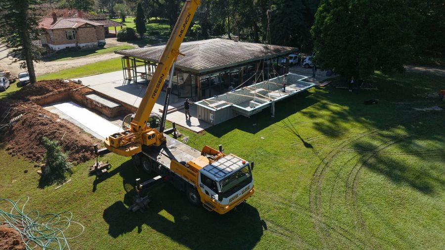 Guindaste Resen-Munck içando piscina em obra