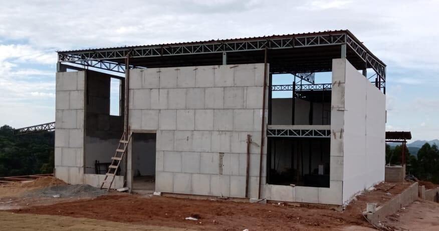 Galpão em construção com paredes pré-moldadas