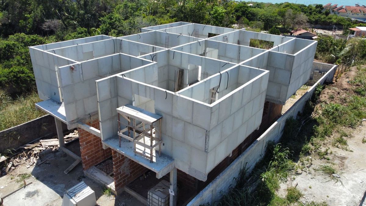 Obra residencial real com paredes pré-moldadas em montagem