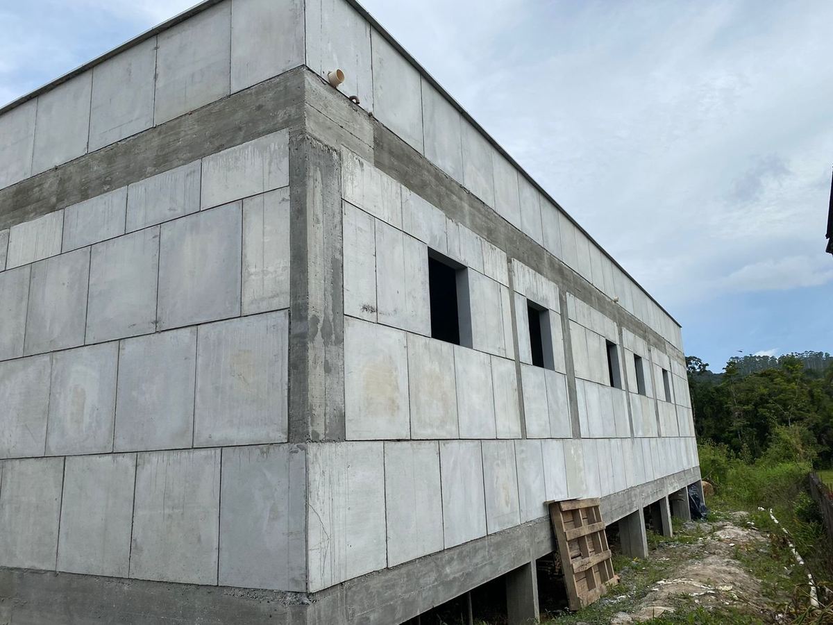 Fachada de uma edificação em execução com painéis pré-moldados