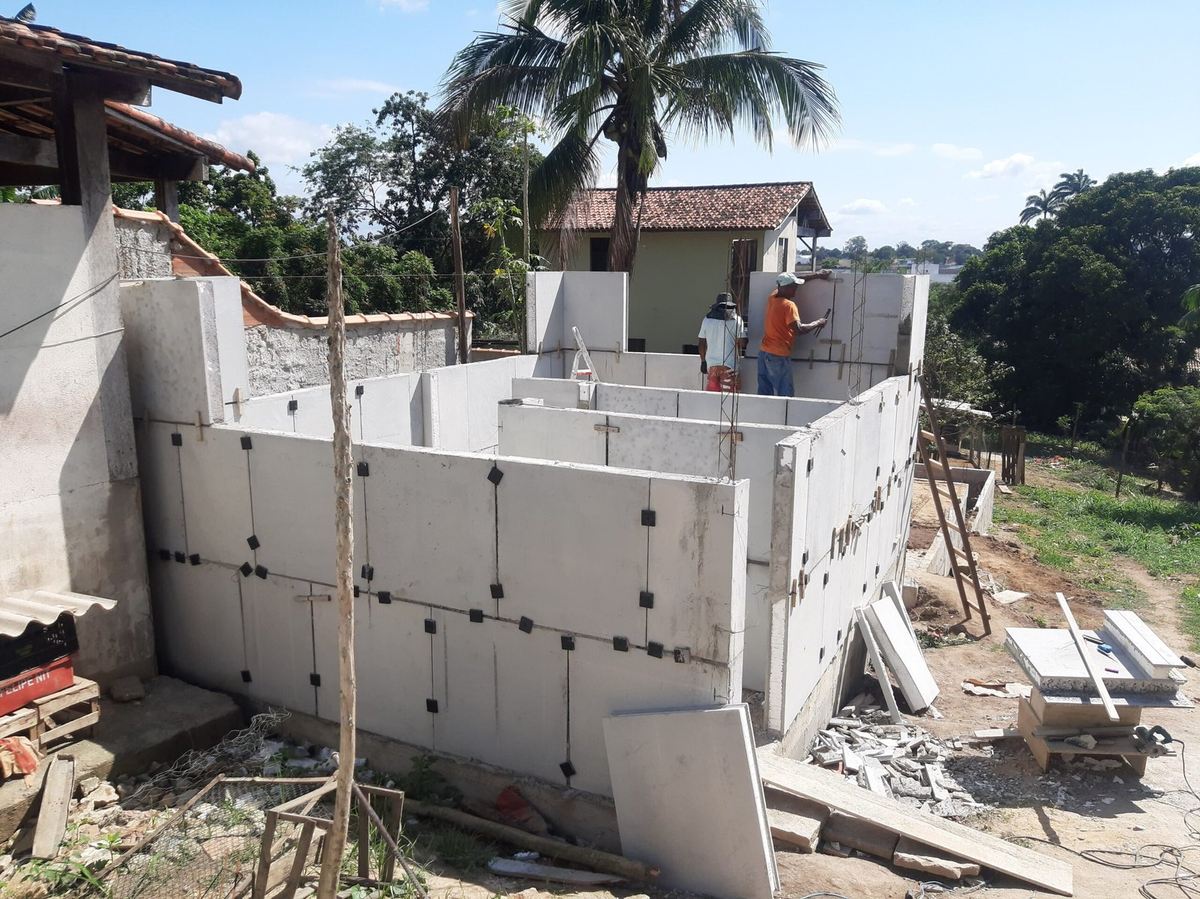 Equipe trabalhando na montagem de paredes pré-moldadas em uma obra residencial