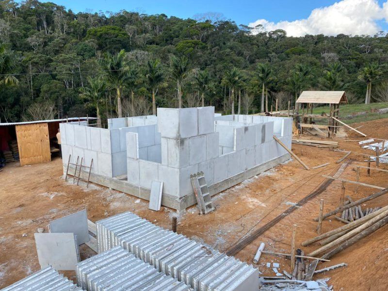 Estrutura residencial de paredes pré-moldadas em andamento