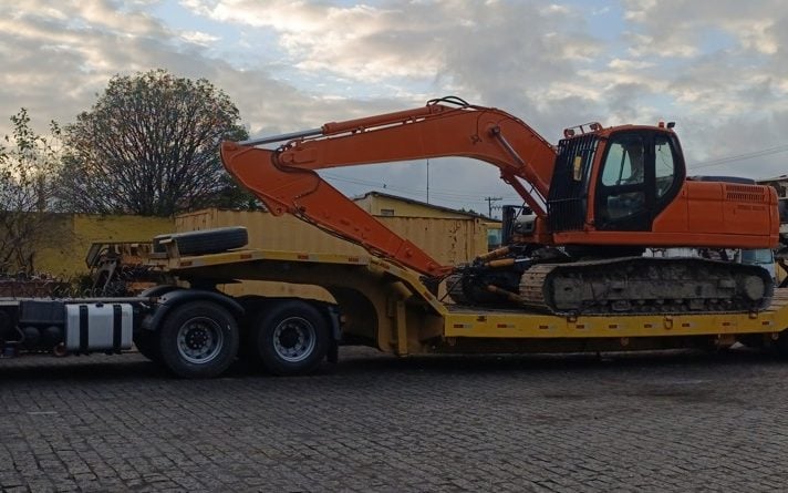 Carreta prancha rebaixada Resen-Munck transportando escavadeira