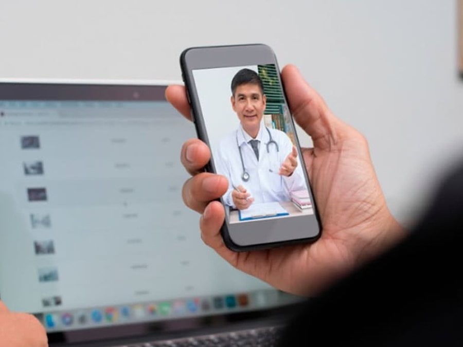 Paciente em teleconsulta com médico pelo celular