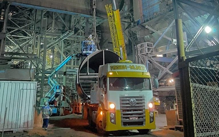 Remoção industrial com guindaste Resen-Munck em planta