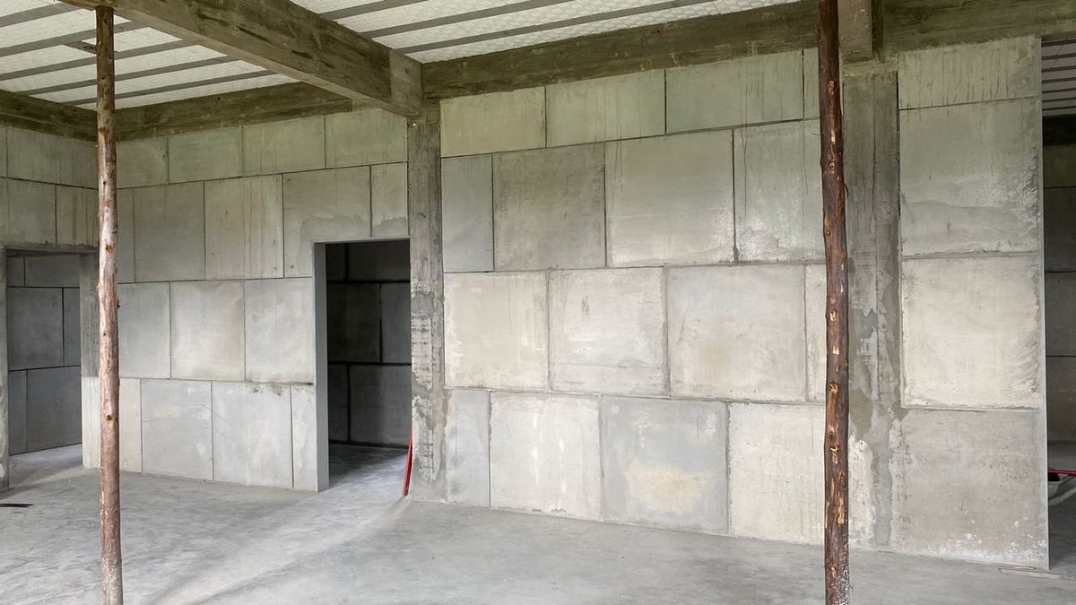 Interior de edificação com paredes pré-moldadas