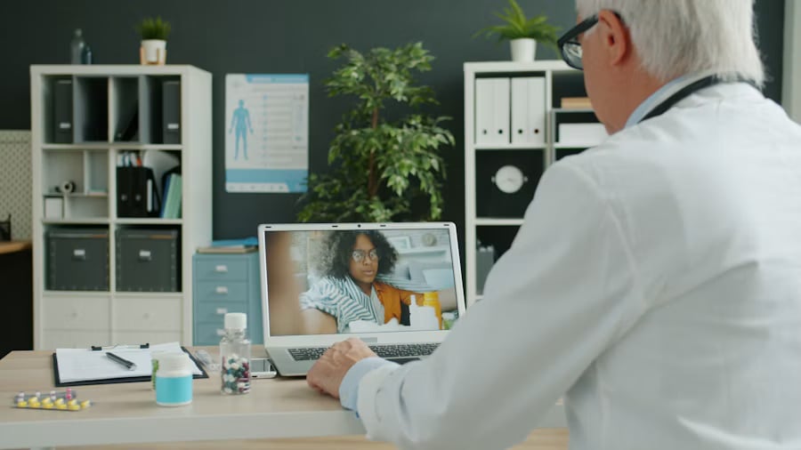 Médico em teleconsulta por vídeo