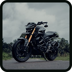Moto preta estacionada