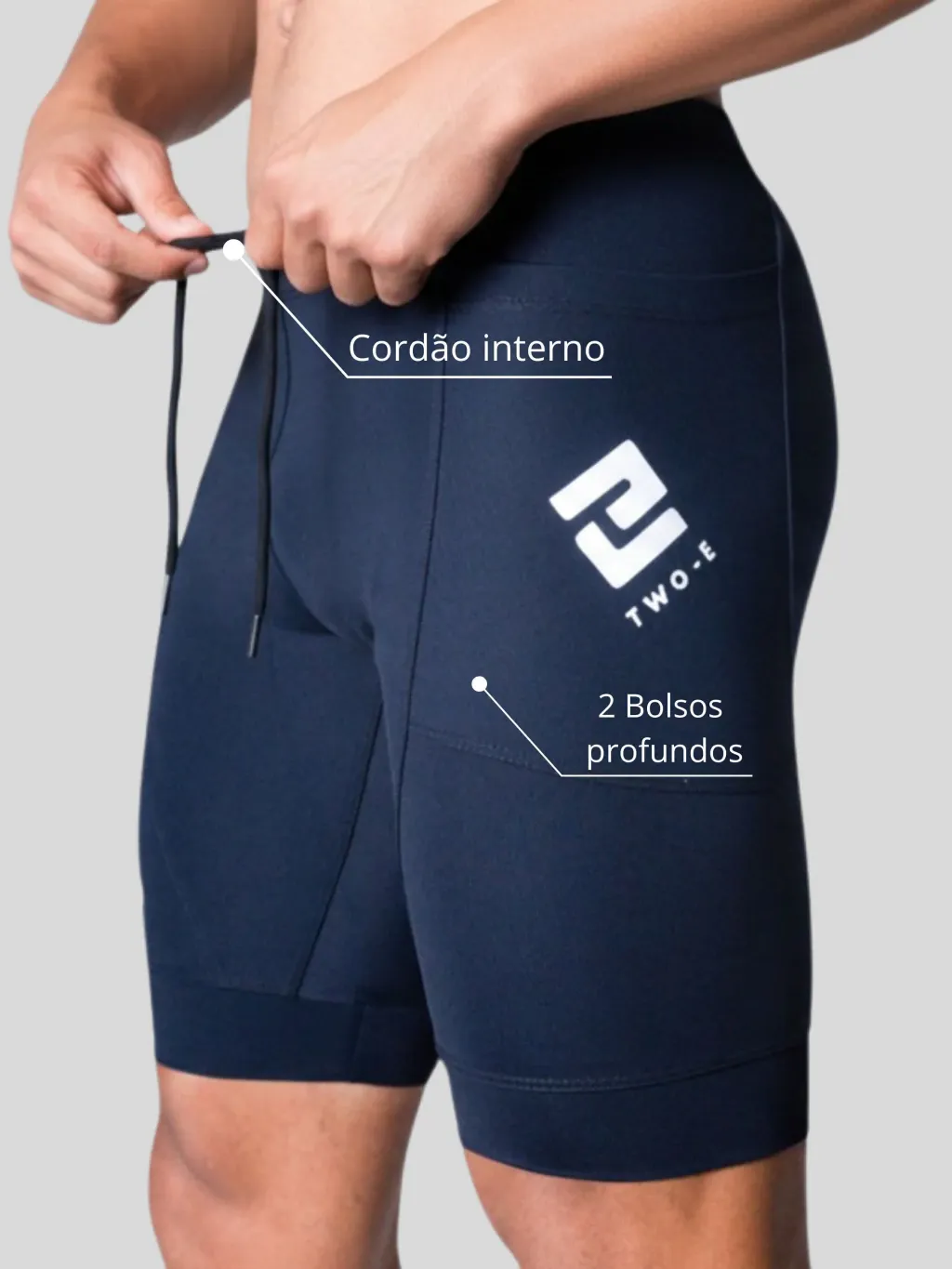 Cordão interno da bermuda Marathon sendo ajustado na cintura