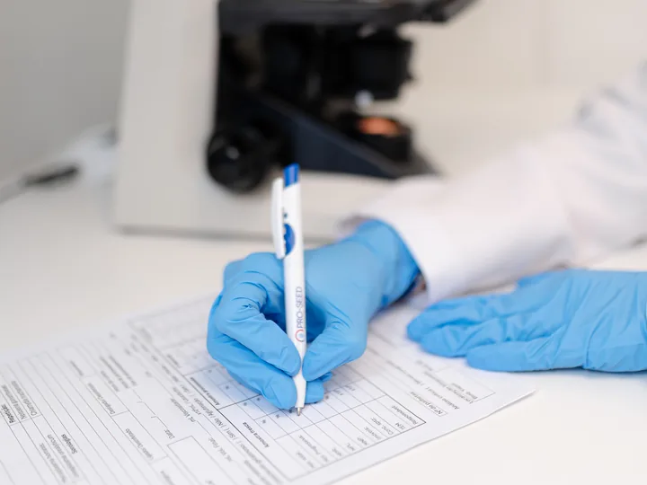 Especialista do Pro-Seed registrando a análise de uma amostra