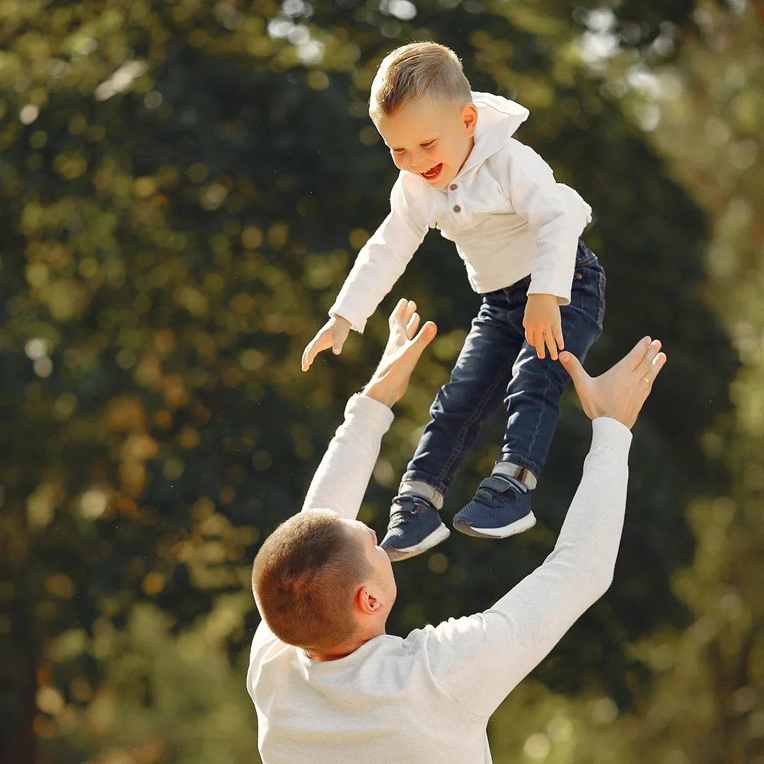 Pai brincando com o filho no parque