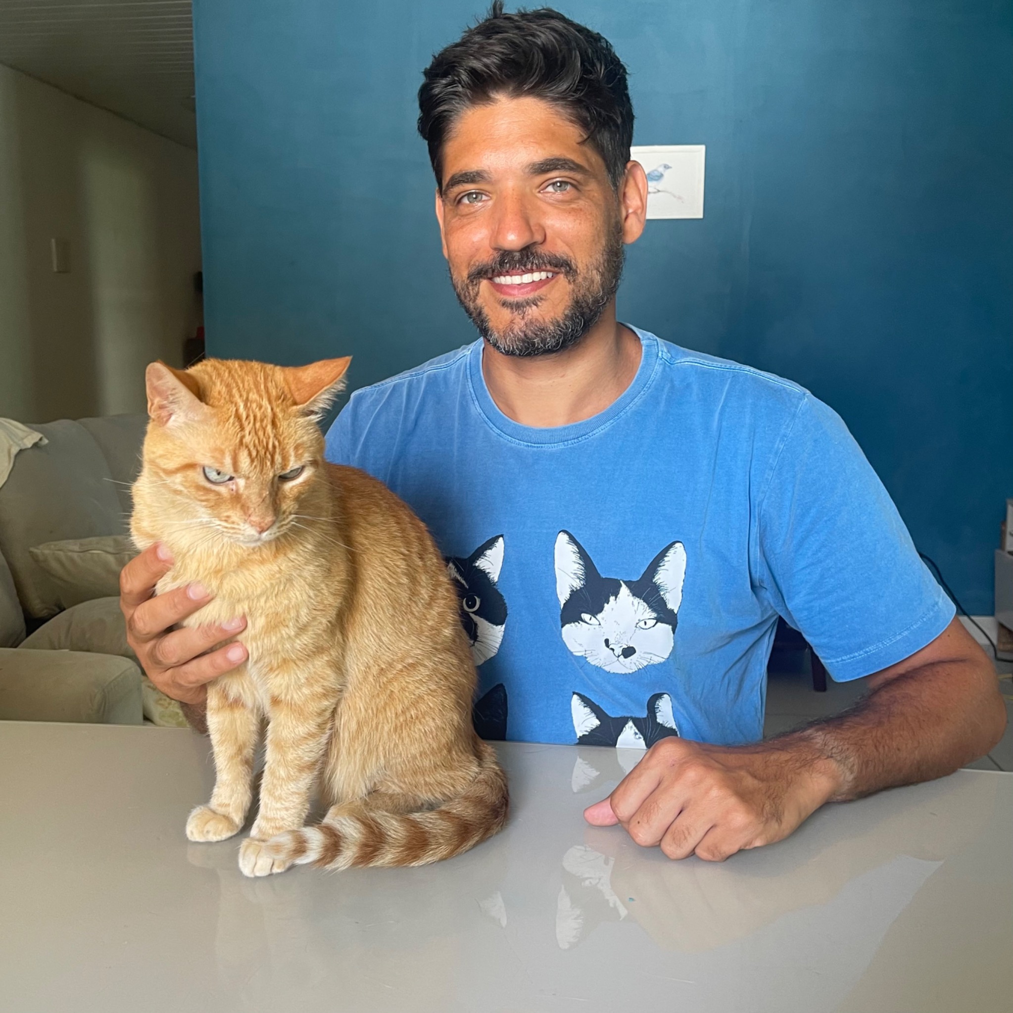 Ricardo Garé ao lado de seu gato
