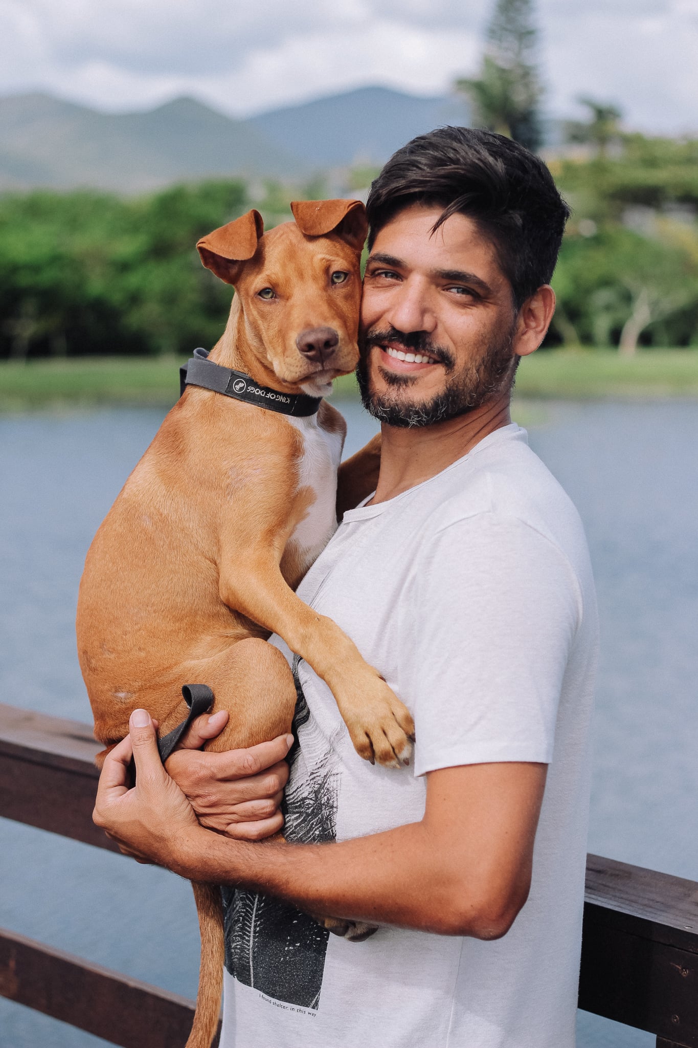 Ricardo Garé abraçado a seu companheiro animal