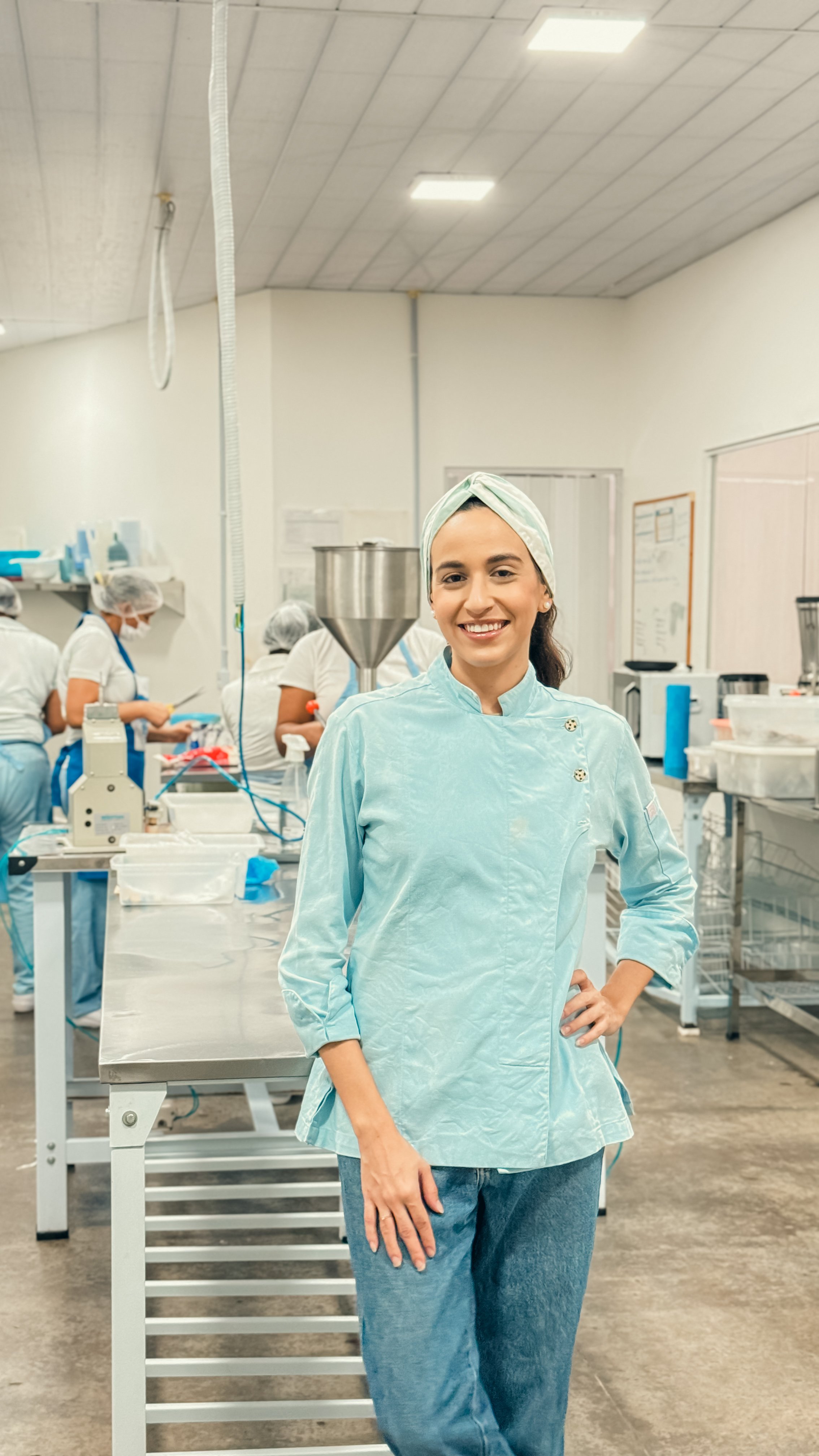 Julie Moura Fé na fábrica da Dindin's Gourmet