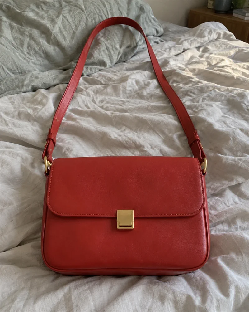 Antes: Bolsa de couro, foto de celular em cima da cama, fim de tarde