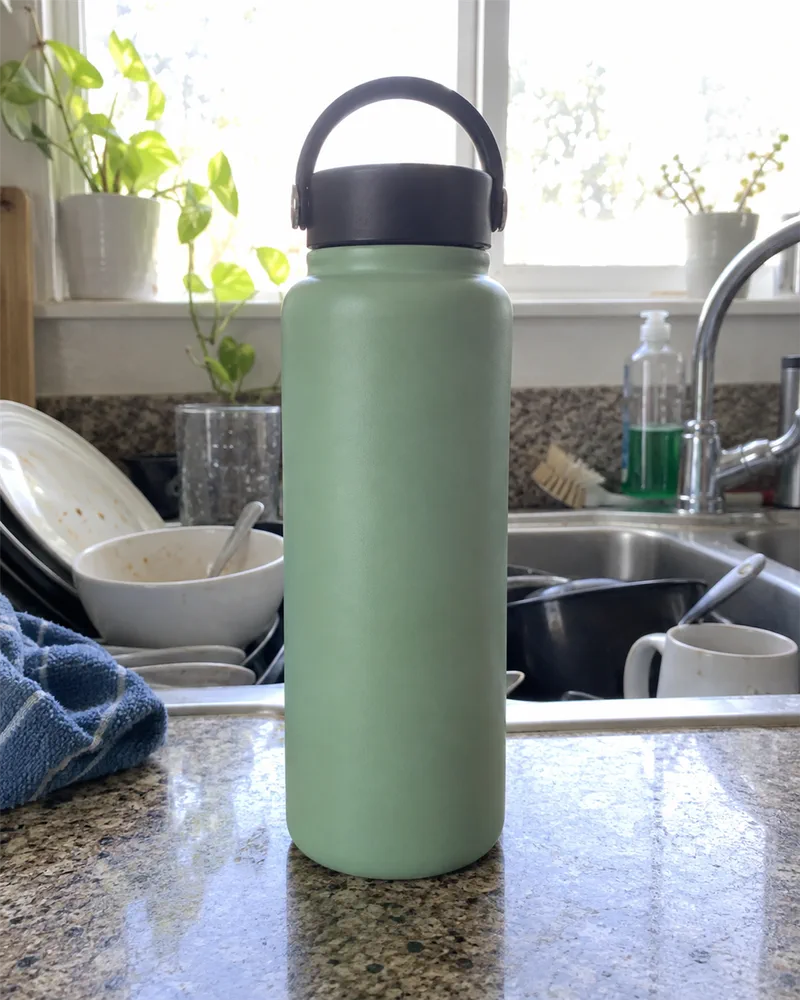 Antes: Garrafa térmica, foto de celular na pia da cozinha, contra a luz
