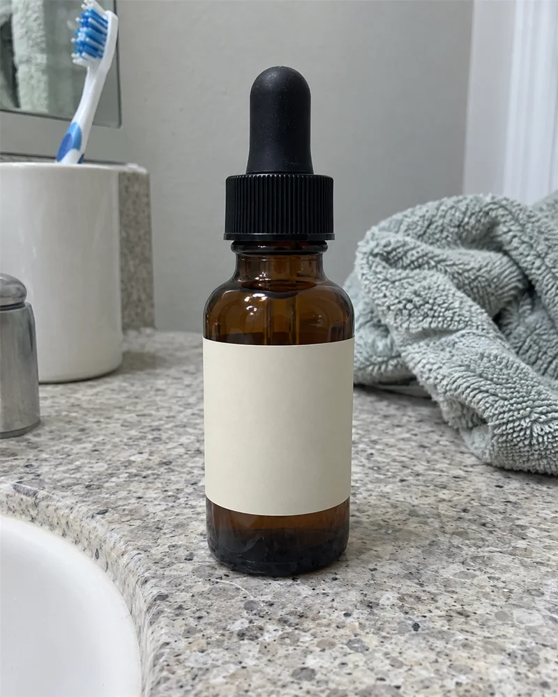 Antes: Sérum facial, foto de celular na bancada do banheiro