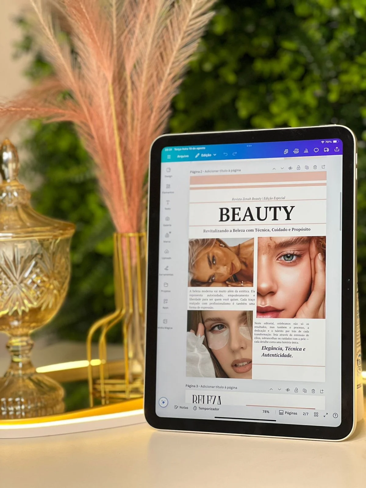 Fotografia real de um tablet com material Beauty aberto no Canva