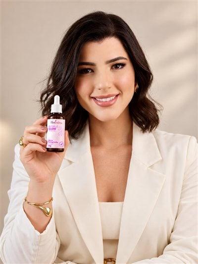 Raphaela segurando o sérum