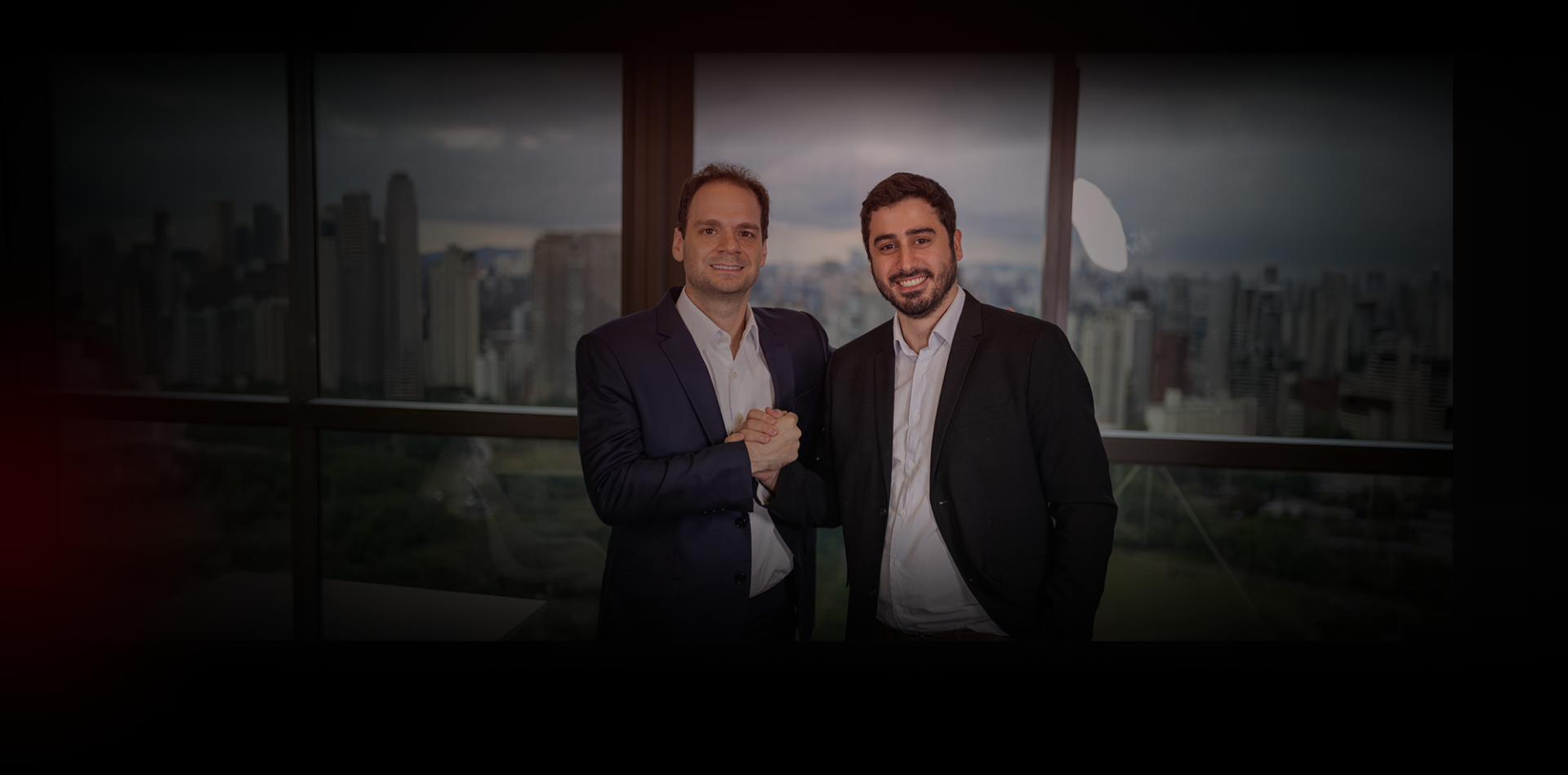 Malek Zein e convidado da Suno Research em escritório com vista para a cidade