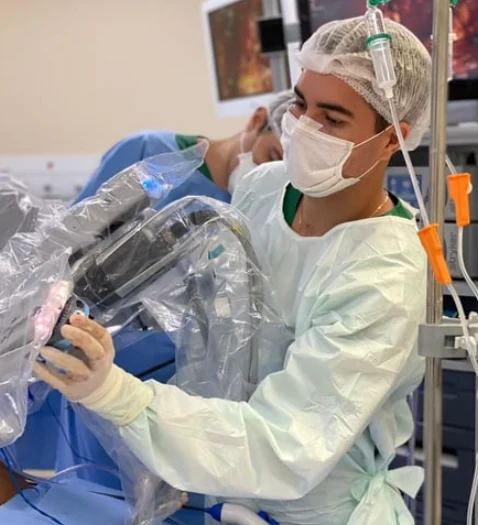 Dr. André Rezek realizando cirurgia a laser ThuLEP