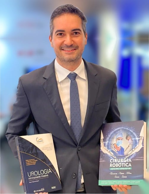 Dr. André Rezek, médico urologista, segurando livros da especialidade