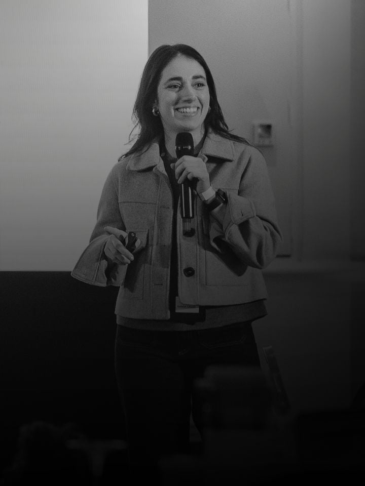 Fernanda Navas falando em um evento