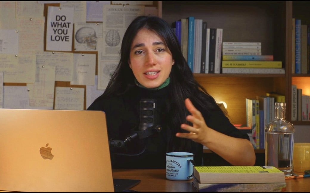 Fernanda Navas gravando a aula no estúdio
