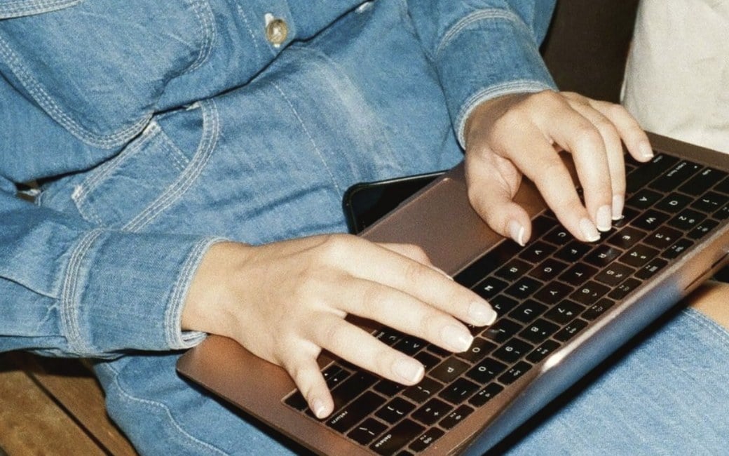 Mãos digitando em um notebook