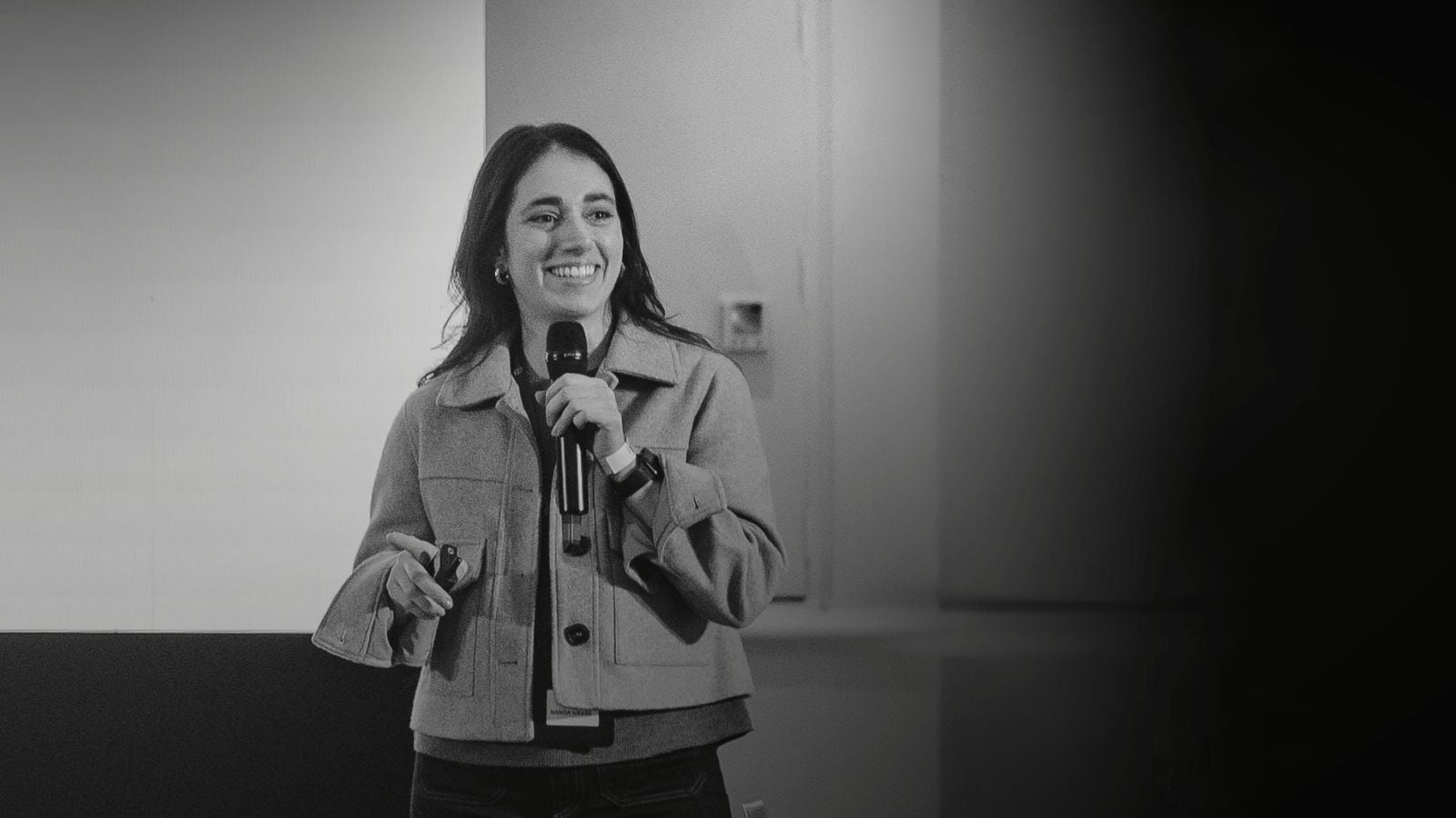 Fernanda Navas sorrindo no palco