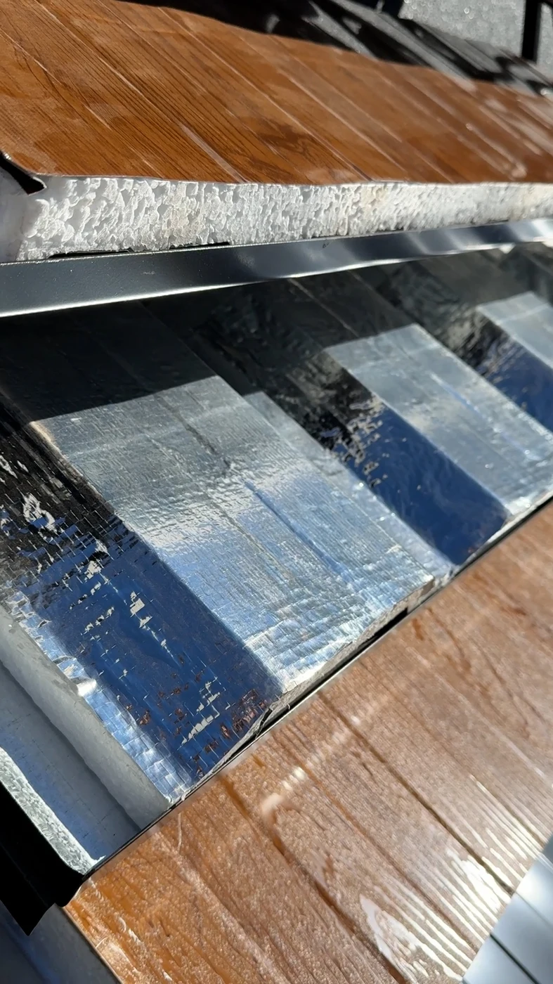 Detalhe real do acabamento madeirado de uma telha termoacústica