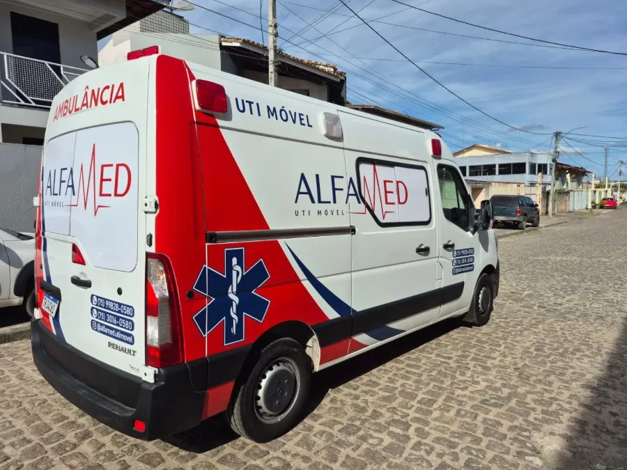 Traseira da ambulância Alfamed com portas de acesso do paciente