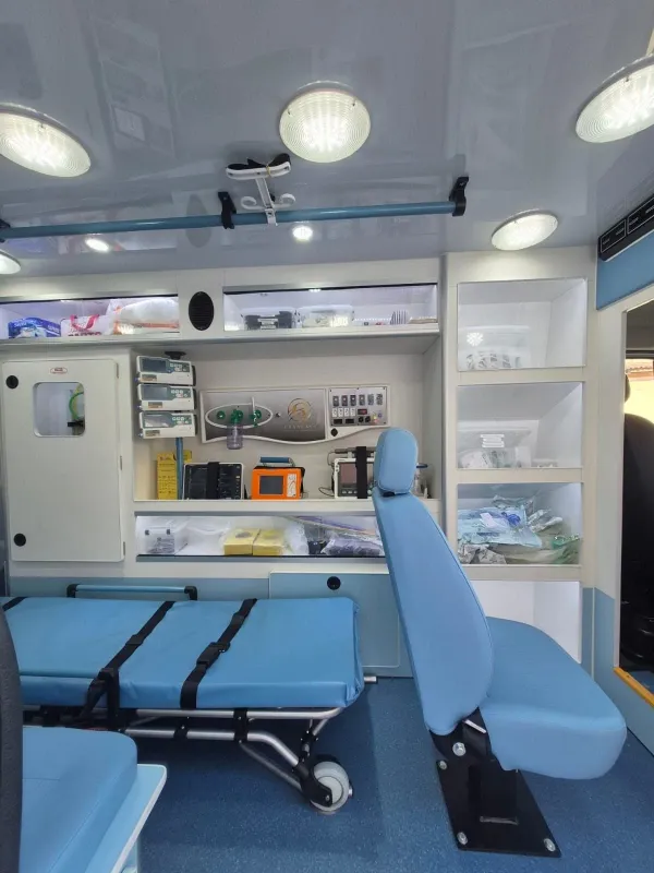 Equipamentos e maca dentro da ambulância
