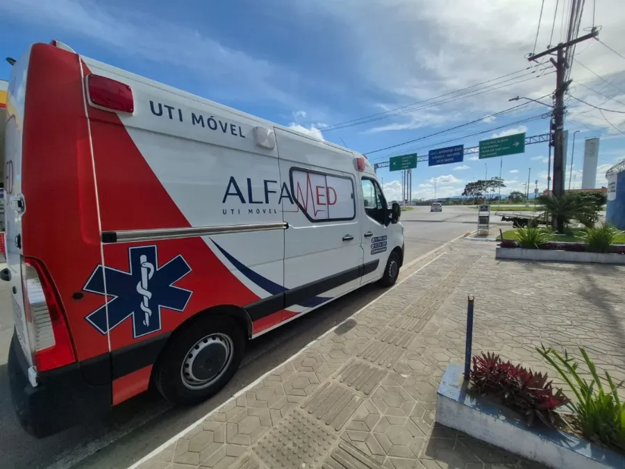 Ambulância Alfamed em avenida de Santo Antônio de Jesus