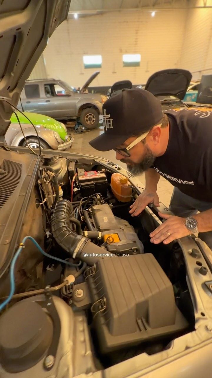 Mecânico da Auto Service avaliando o motor de um carro
