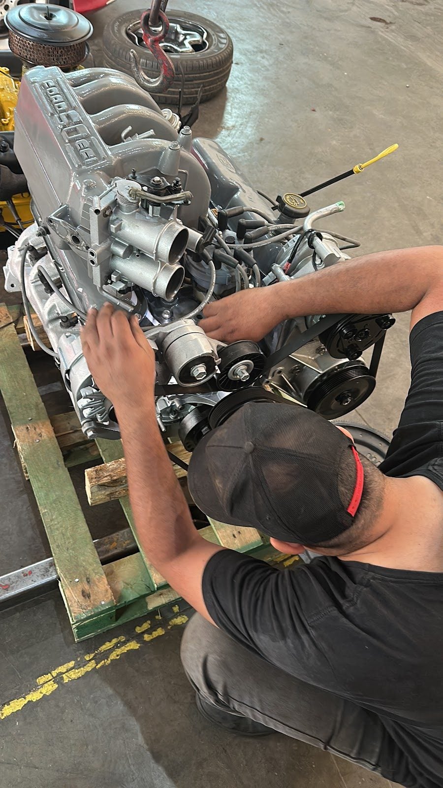 Mecânico da Auto Service trabalhando no motor de um carro
