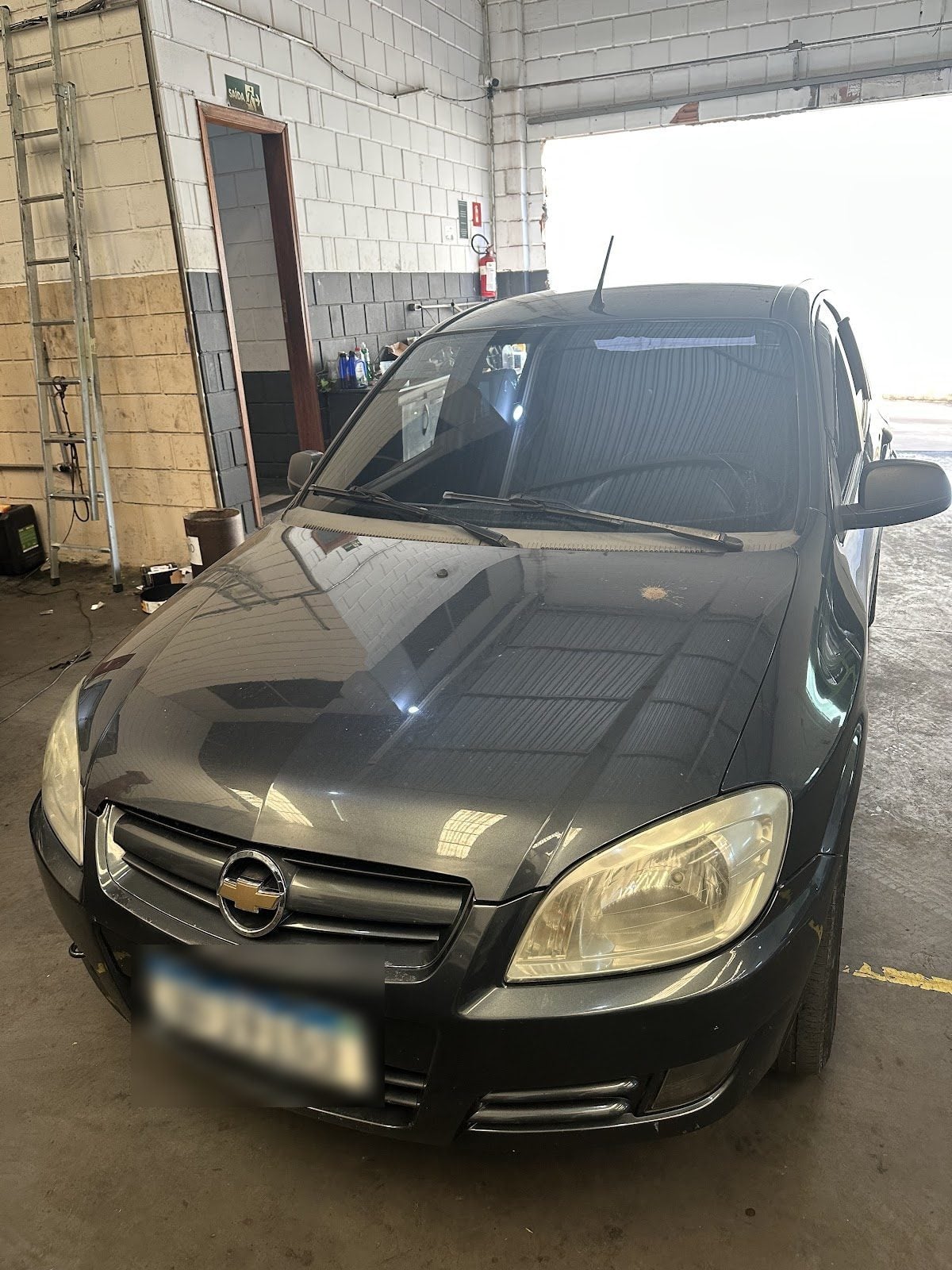 Carro no elevador para troca de óleo do câmbio automático