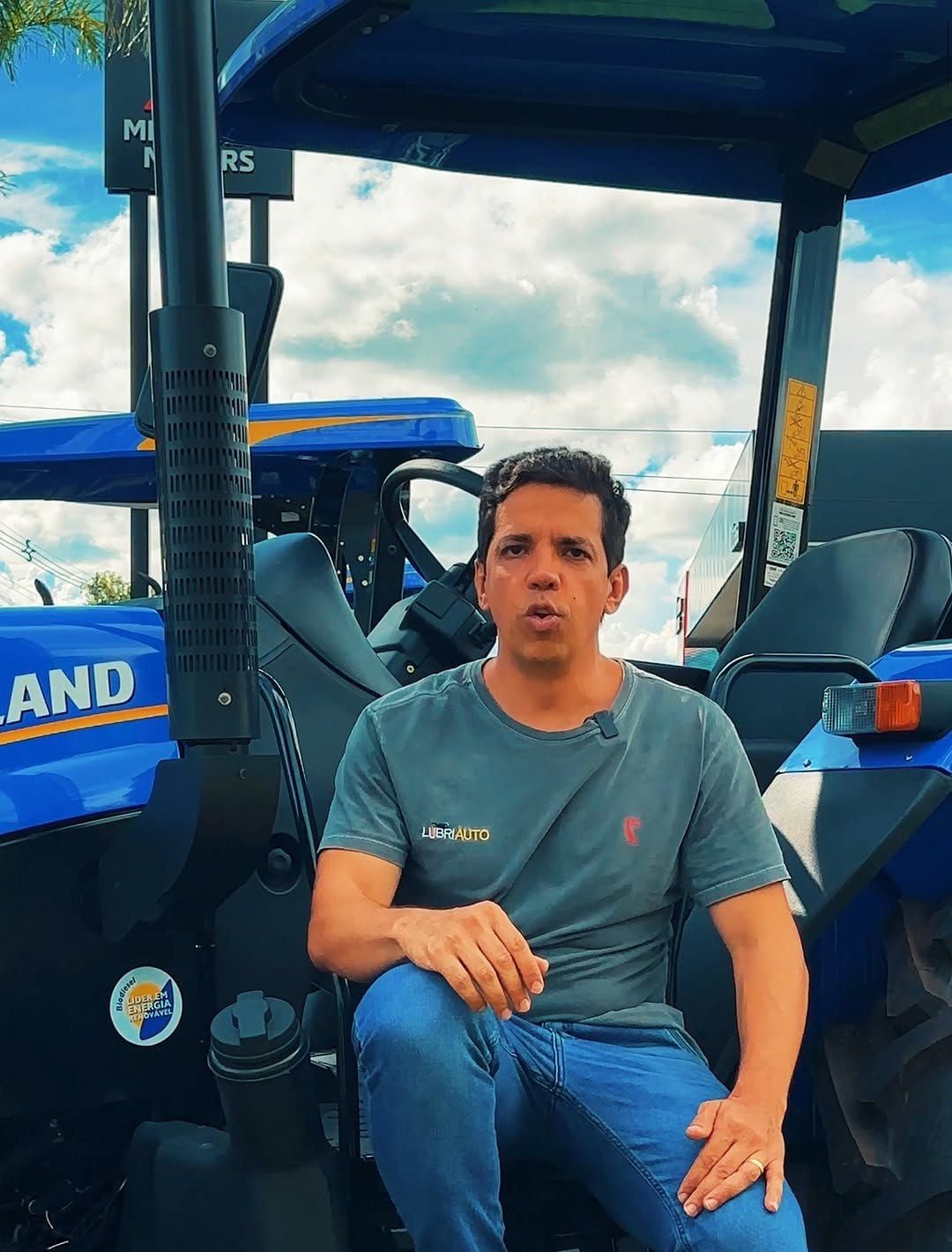 Equipe da LubriAuto com trator New Holland