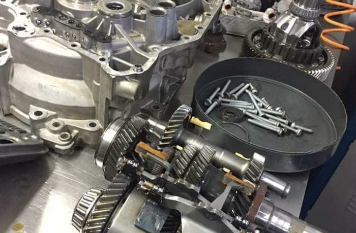 Câmbio automático aberto para reparo na Car AutoCim, em Balneário Camboriú