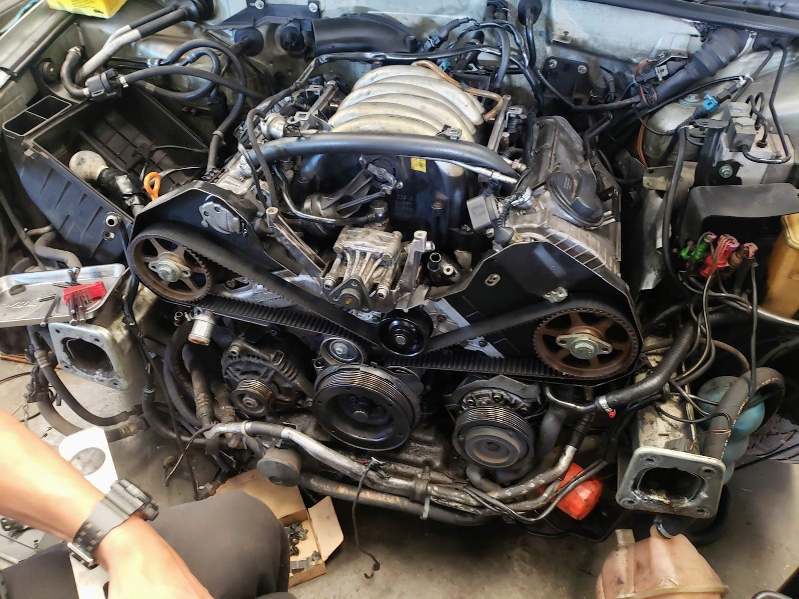 Motor V6 aberto em manutenção na Auto Service