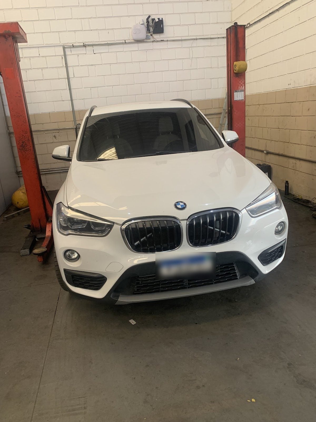 BMW X1 no elevador da Auto Service em Boituva
