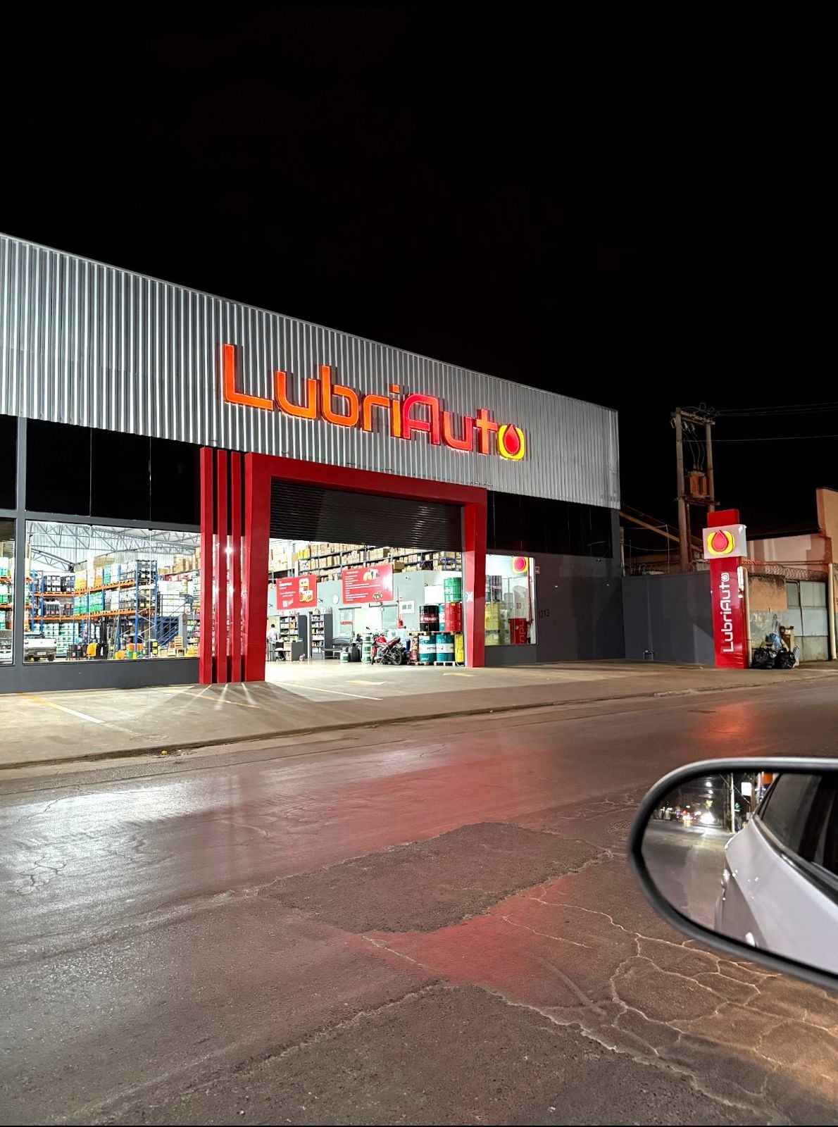 Fachada da LubriAuto, unidade Centro, à noite