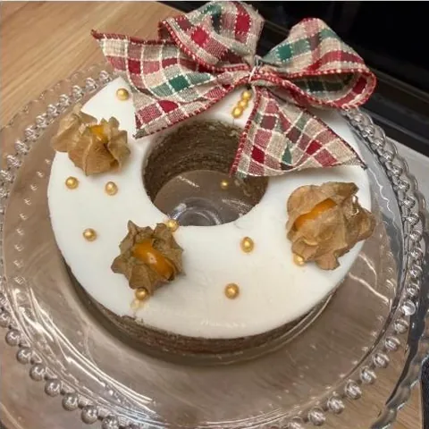 Guirlanda de Natal feita de bolo de rolo pela aluna Alice, com laço xadrez e physalis