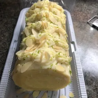 Bolo de rolo coberto com amêndoas, encomenda de Natal da aluna Janete
