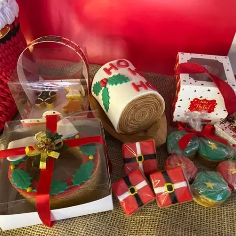 Cardápio de Natal da aluna Christiane, com bolo de rolo decorado e doces natalinos