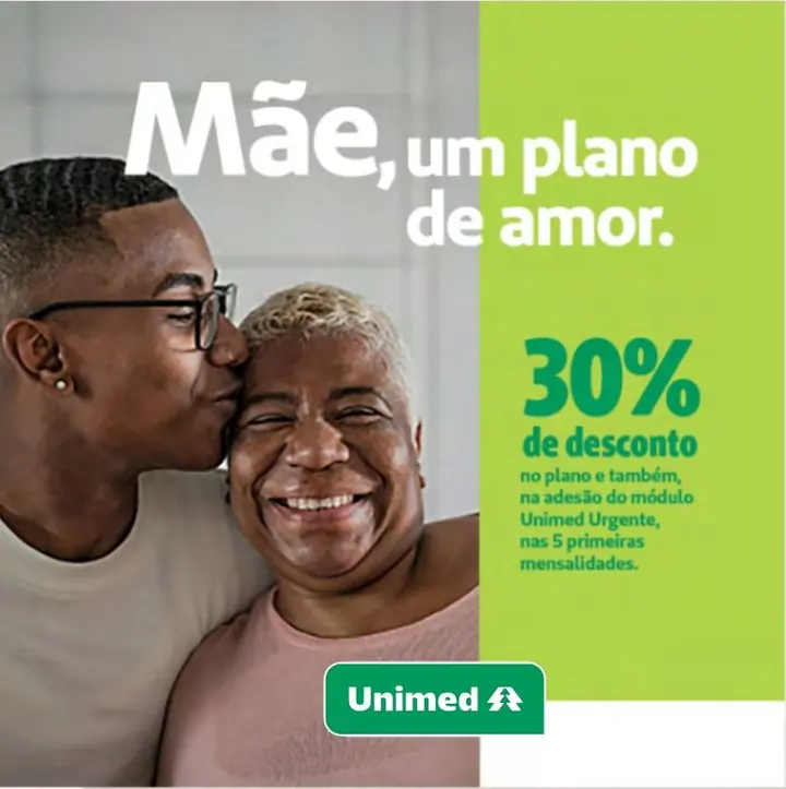 Post Mãe, um plano de amor, com filho beijando a mãe idosa e 30 por cento de desconto