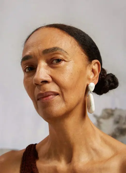 Retrato de mulher madura, olhando para a câmera com luz suave
