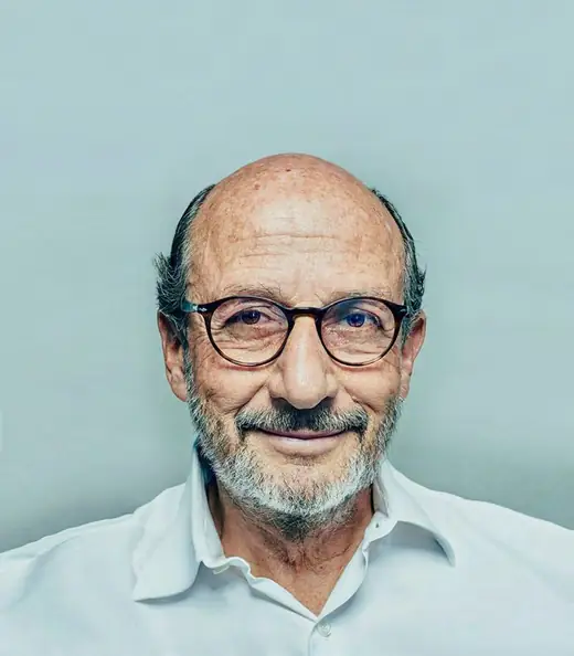 Retrato de homem idoso de óculos, fundo azul-claro